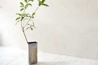 Hiwairoフラワーベース　青　花器　花瓶　高さ30cm×12cm×7cm〈花器 花瓶 工芸品 雑貨 日用品 シンプル 上品 透明度 光彩 おしゃれ ガラス〉 